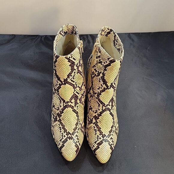 SUGAR SGR-EVVIE ANIMAL PRINT POINTED TOE BLOCK HEEL ANKLE BOOTIE - Picture 3 of 16